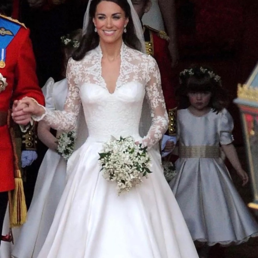 Wedding dress BeBe princess lace size 4 orig. 2500